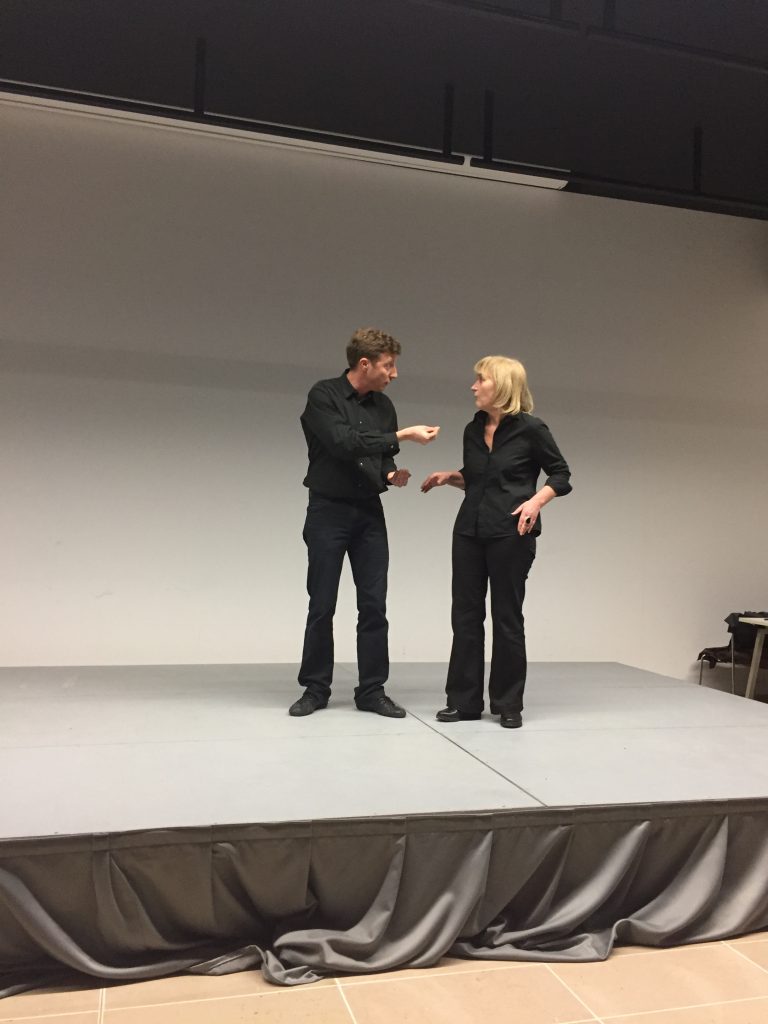 Les deux comédiens au spectacle d'improvisation